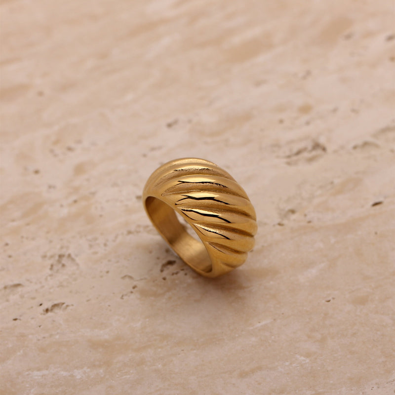 ROXANNE RIBBED DOME RING