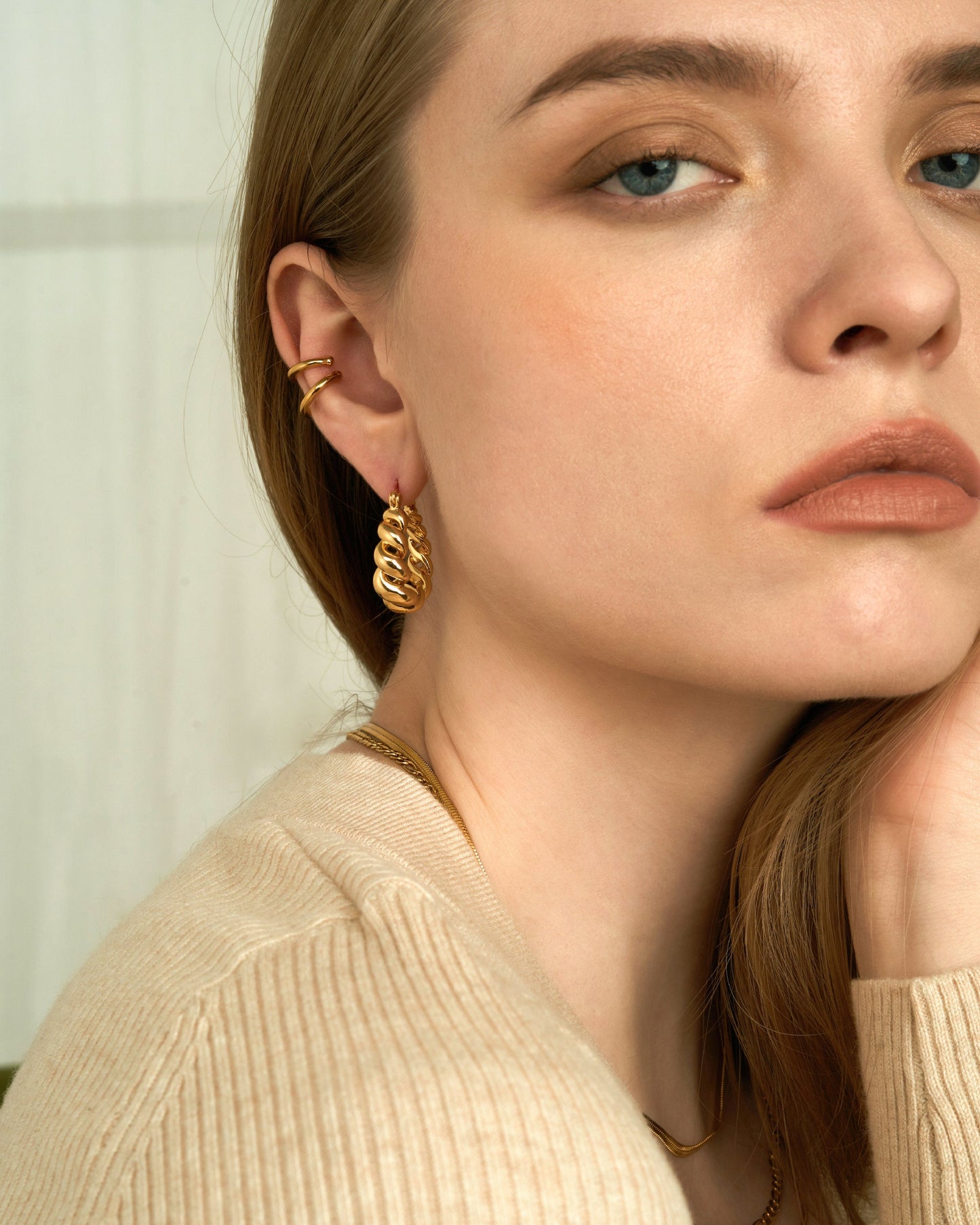 HANNAH CROISSANT HOOP EARRINGS